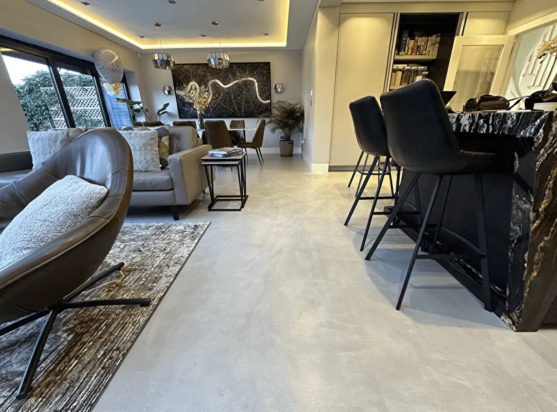 Светлый минеральный пол DecoFloors в интерьере с обеденной зоной