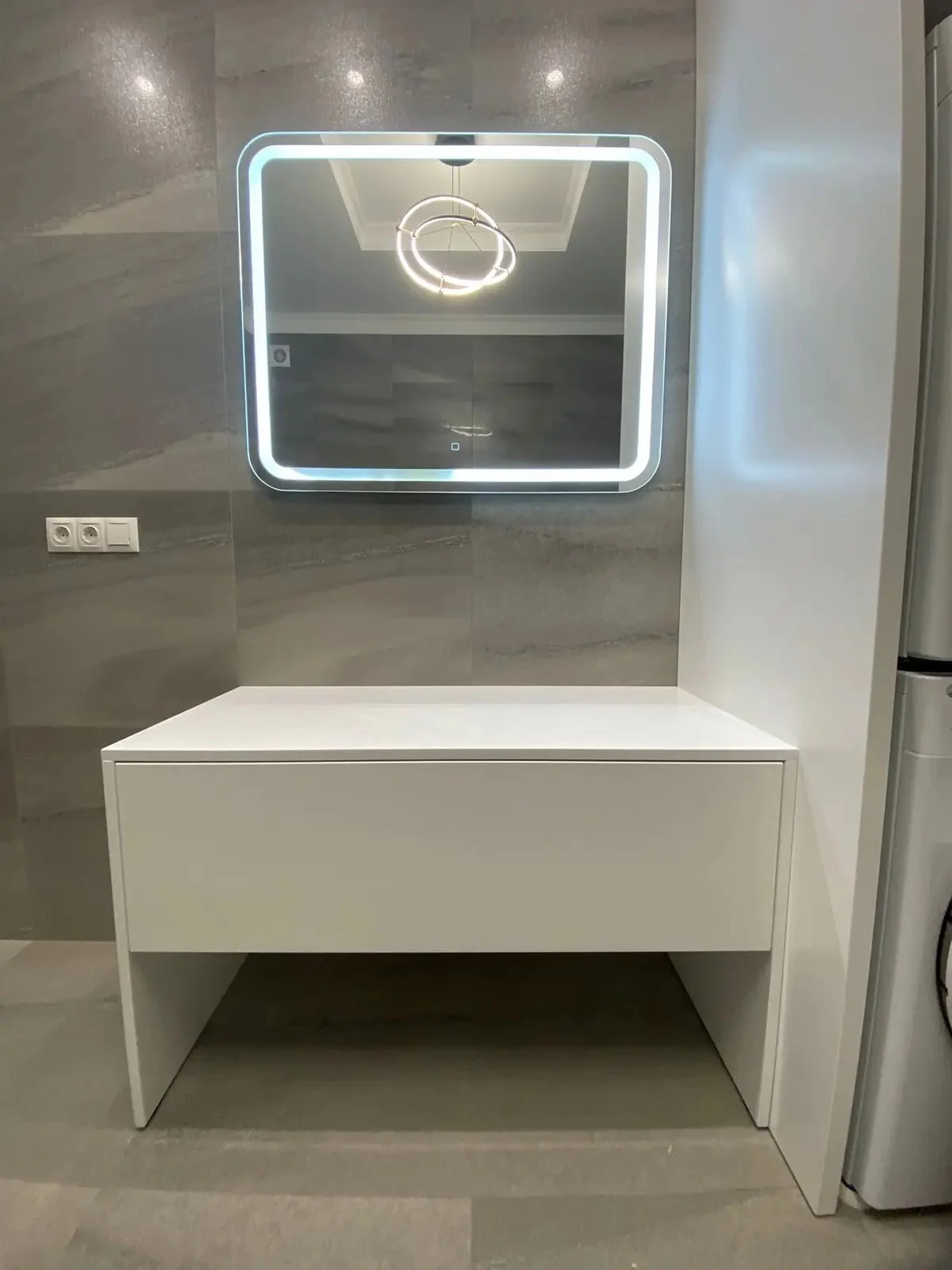 Скамья с ящиками под LED-зеркалом