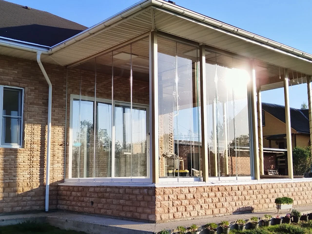 Монтаж безрамного остекления