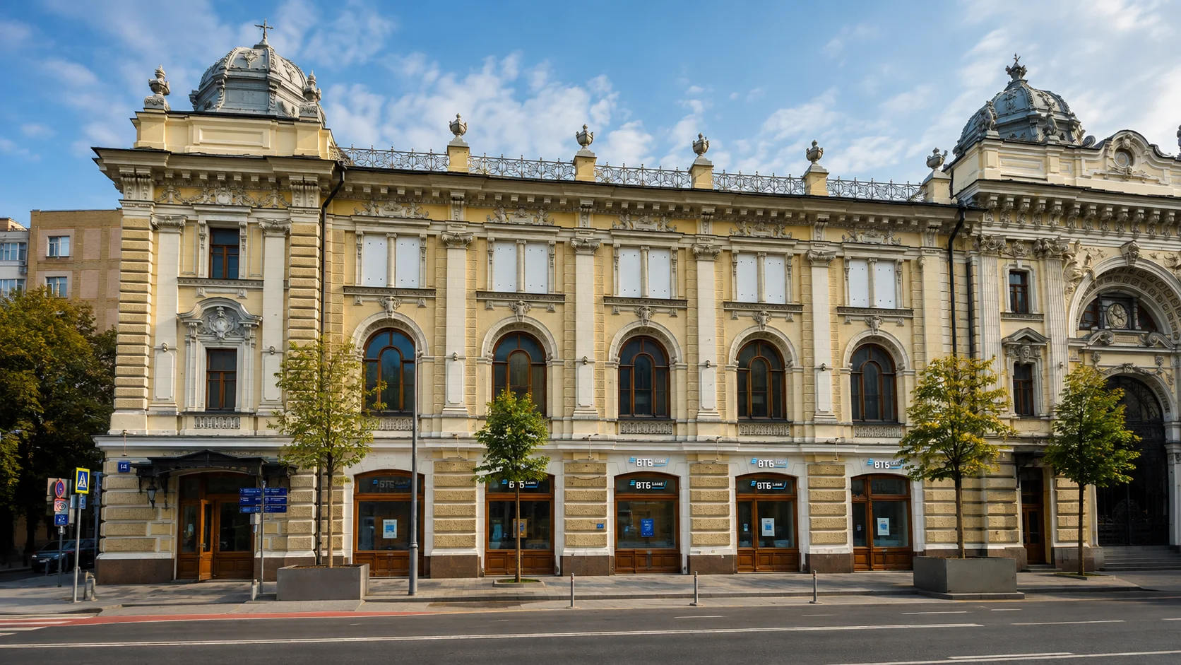 Протяжённый фасад здания на Неглинной, 14