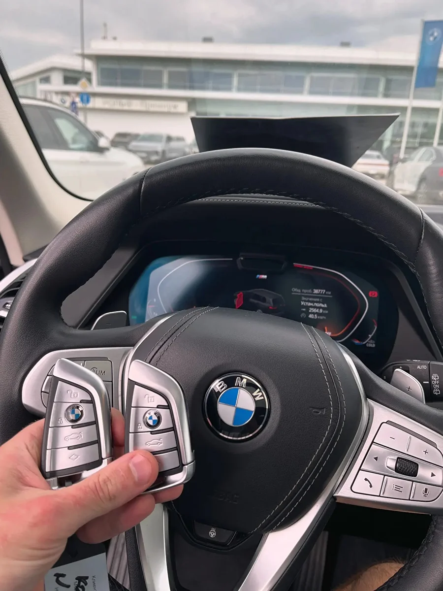 Смарт-ключи BMW в салоне автомобиля