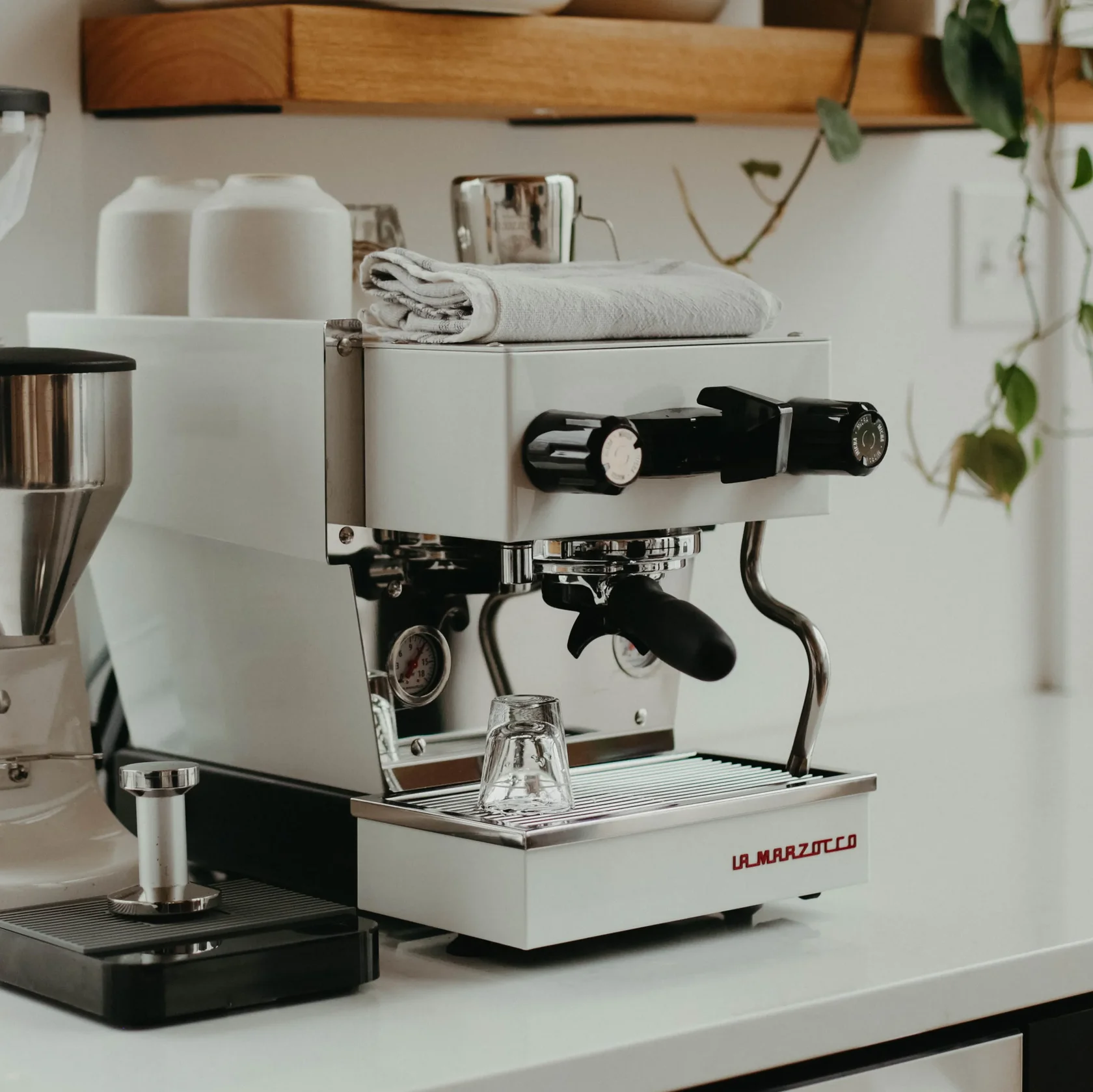Сравнение паровых трубок La Marzocco Mini мощная пушка и Micra управляемый пар для новичков