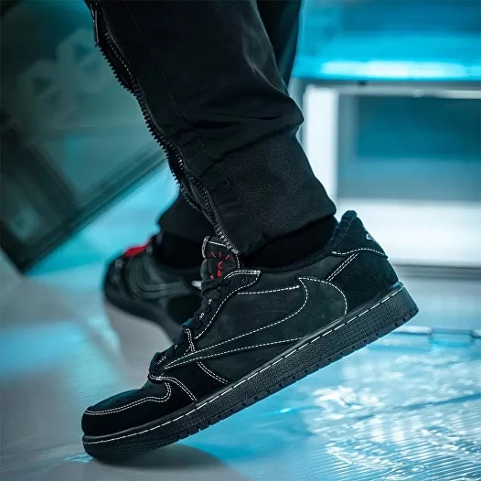 AIR JORDAN 1 RETRO LOW TRAVIS SCOTT BLACK PHANTOM 100