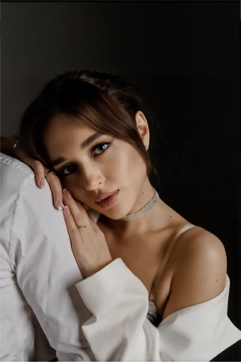 Фото девушки до обработки — основа для 3D-картины из дерева