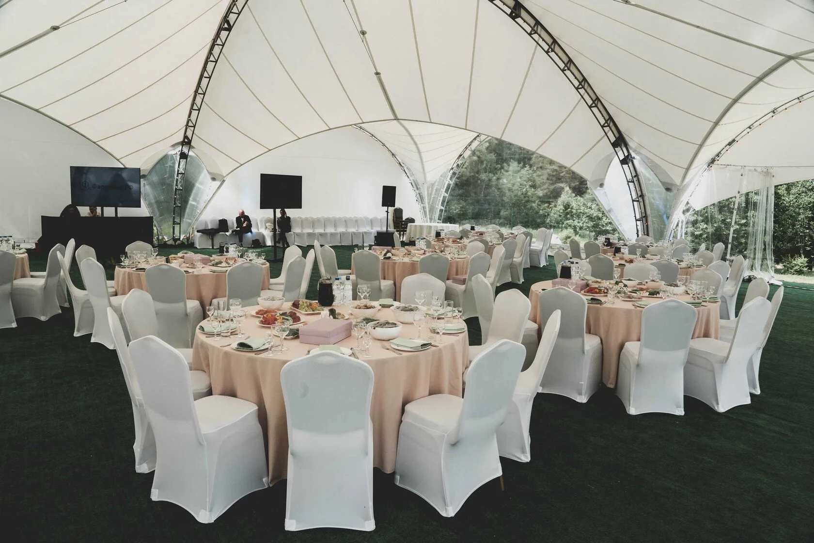 Свадебный ужин в шатре