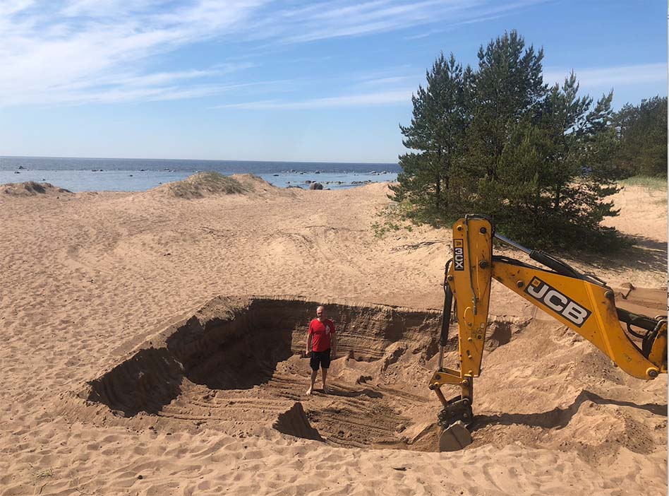 Экскаватор роет раскоп