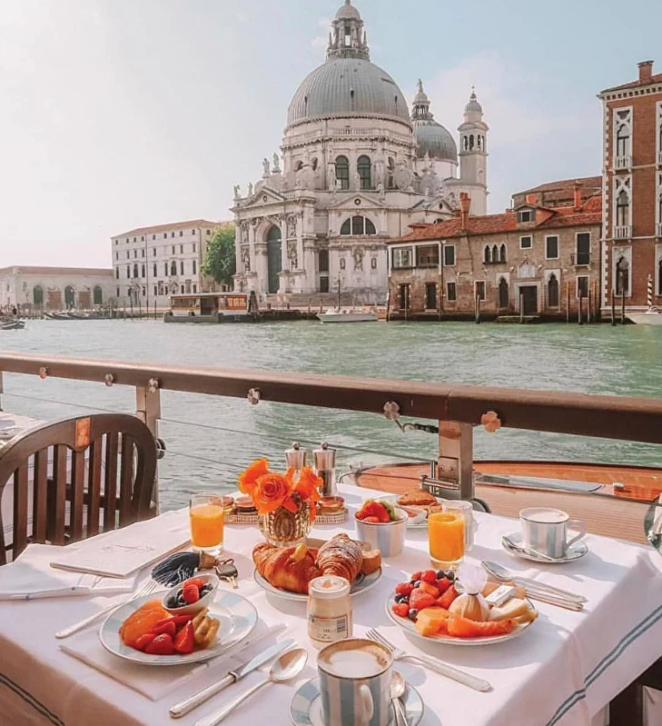 Венеция, канал и гондола