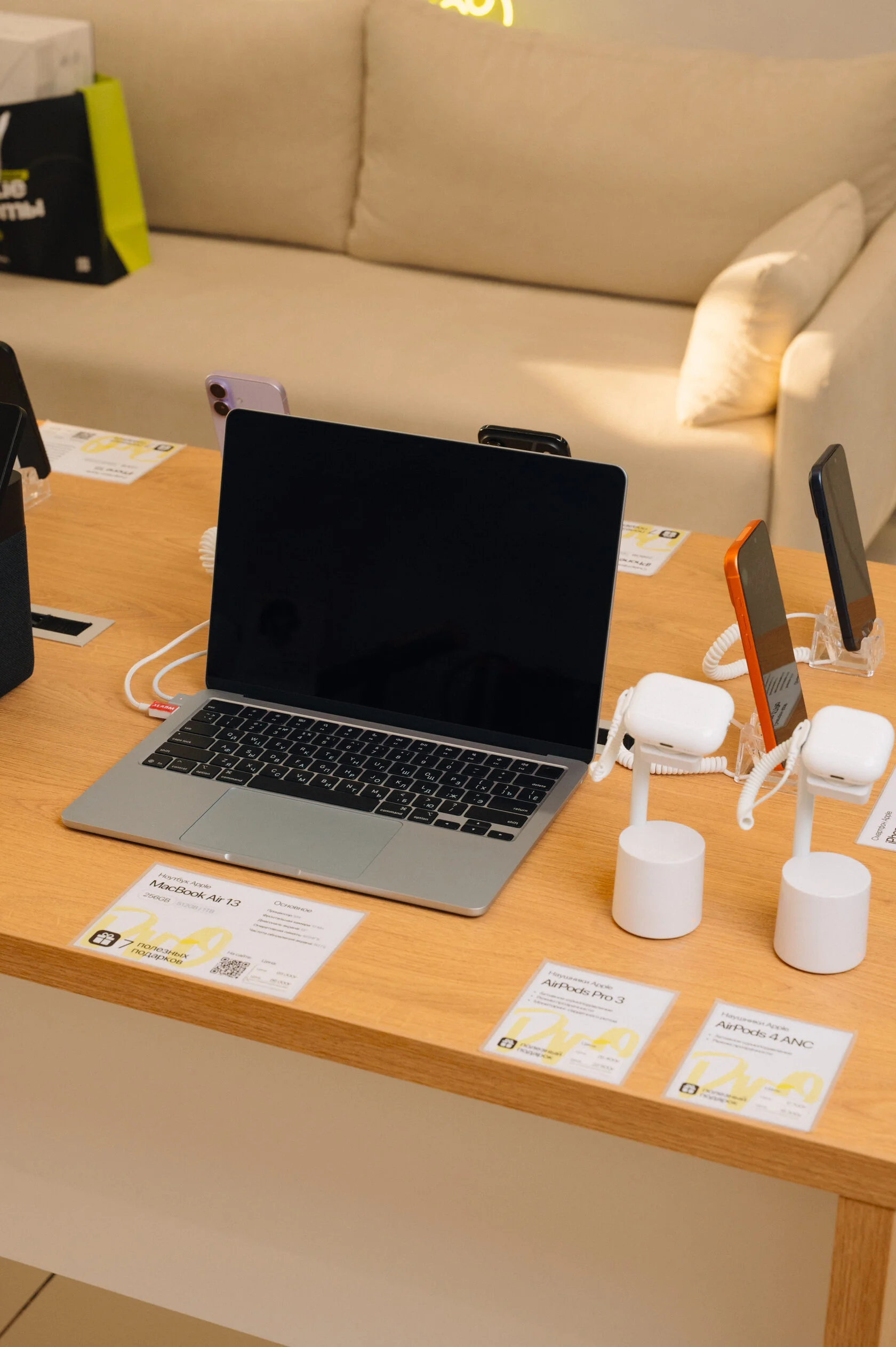 Витрина с MacBook в магазине Просервис в Сургуте на проспекте Мира