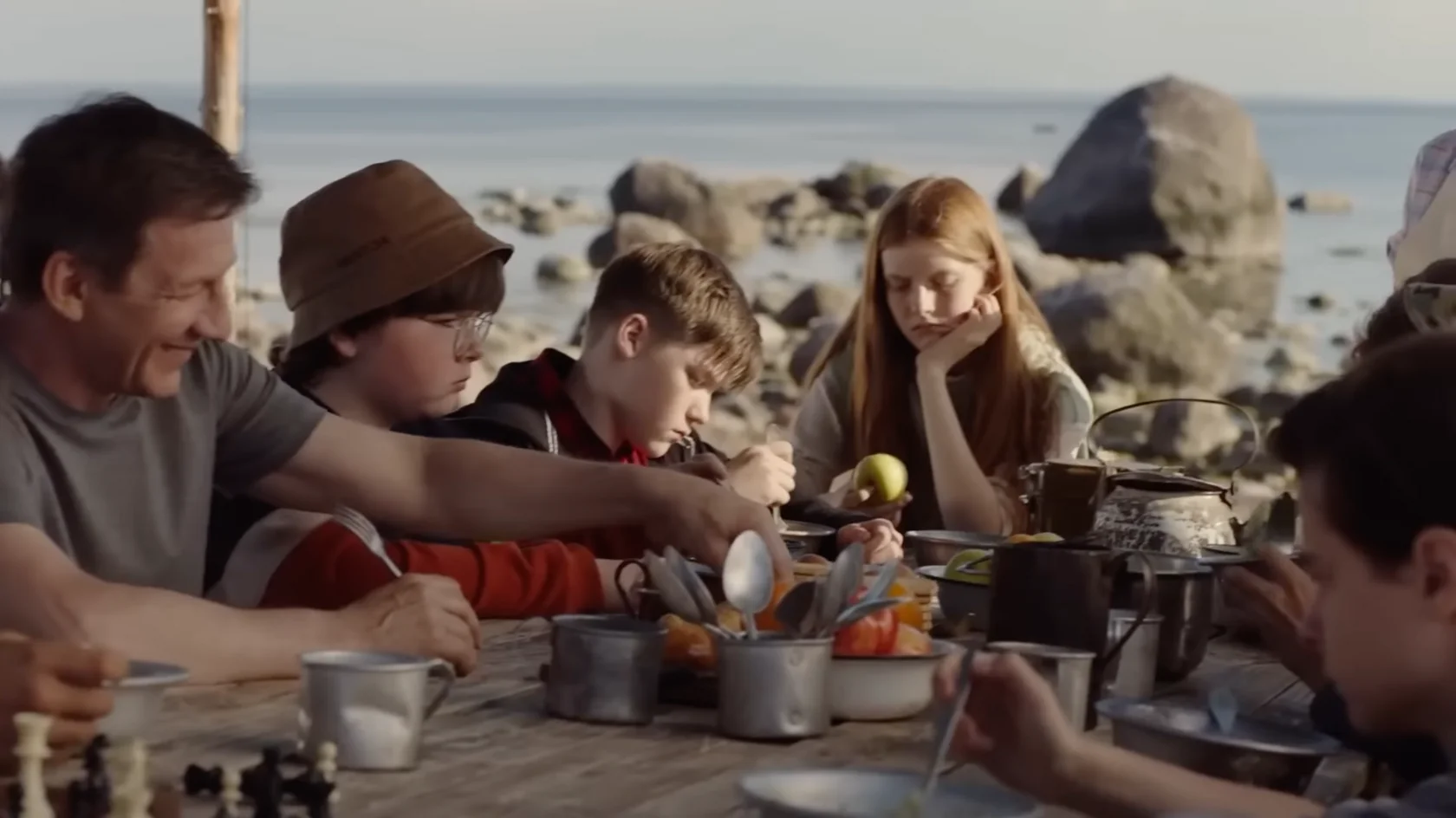 За столом — герои