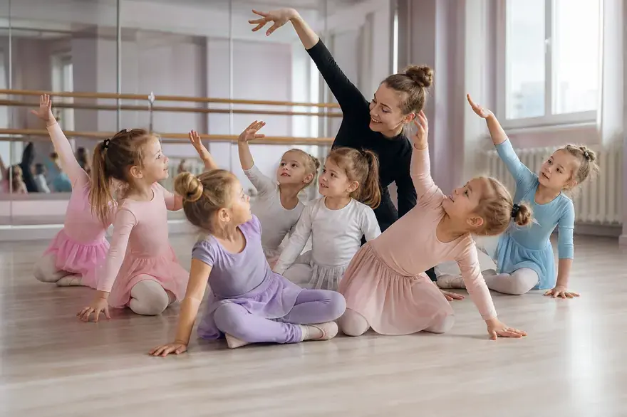 Малыши 3–6 лет на занятии танцами