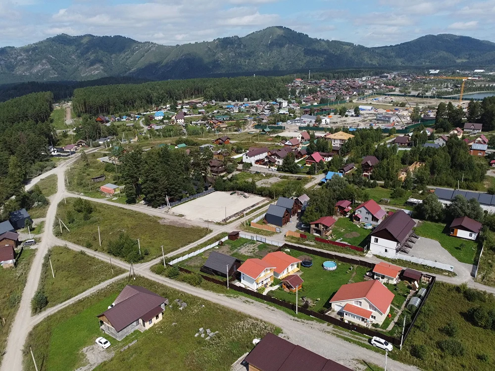 Фотография Озёрного с высоты: жилое окружение, дороги и горы