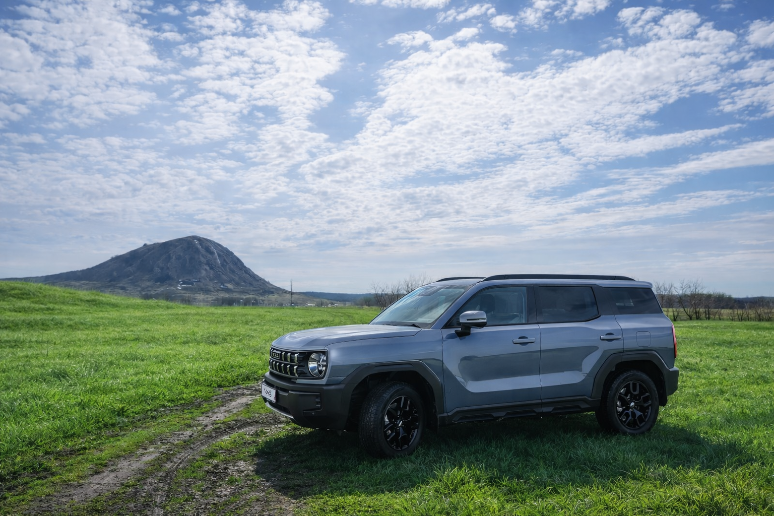 HAVAL H3 на зелёном лугу на фоне холма, из подборки ТАСКО МОТОРС