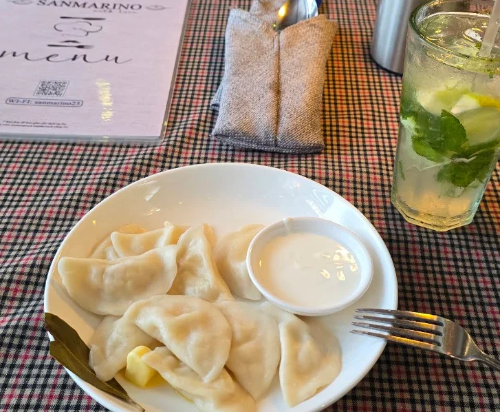 Домашние закуски, картофельное пюре с котлетами и напитки