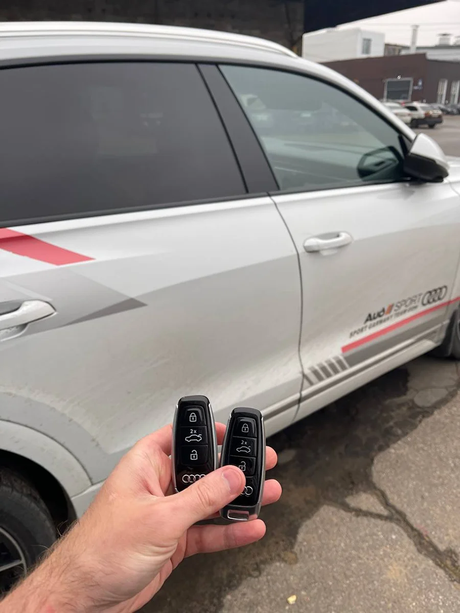Смарт-ключи Audi рядом с автомобилем