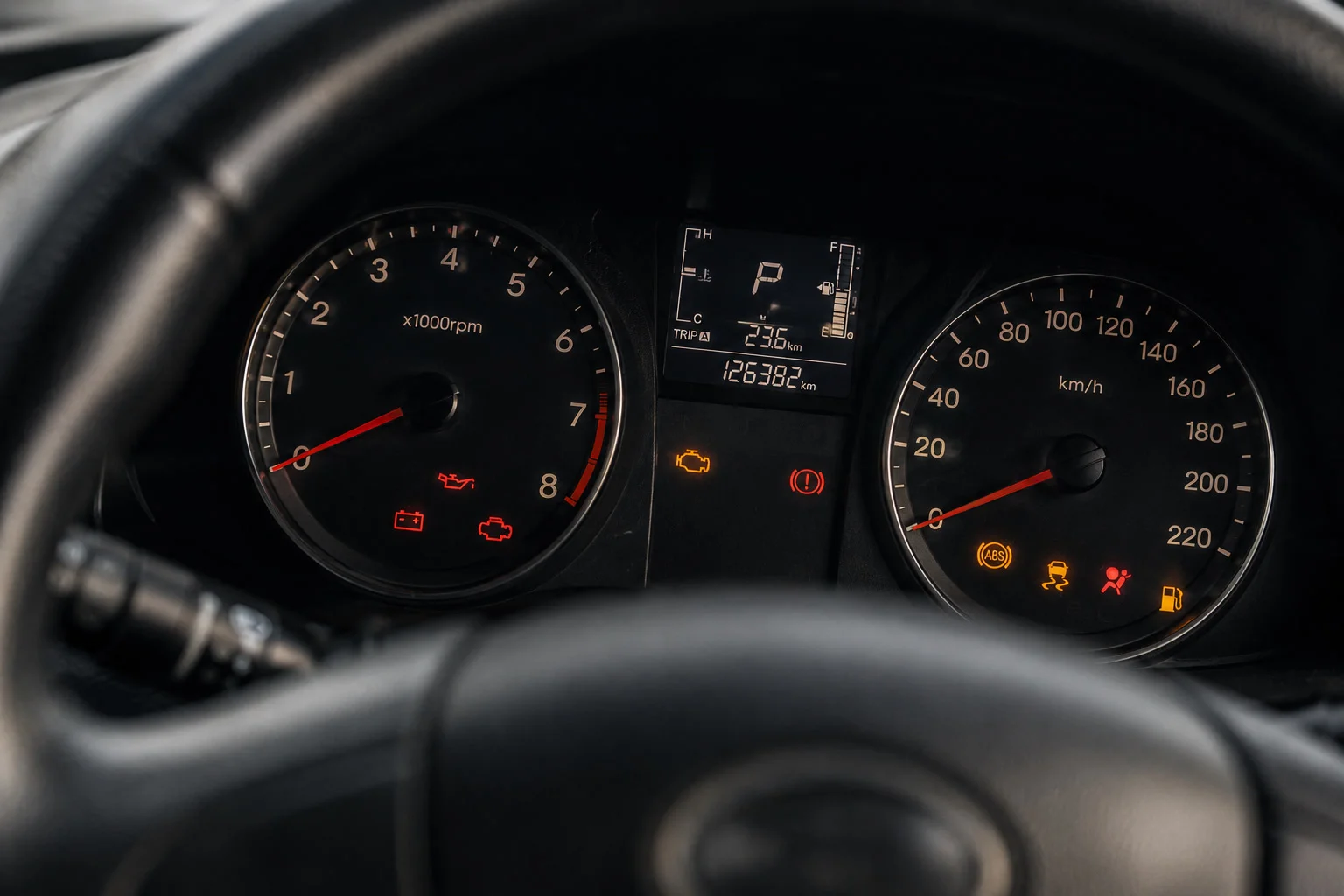 Приборная панель автомобиля с предупреждающим индикатором