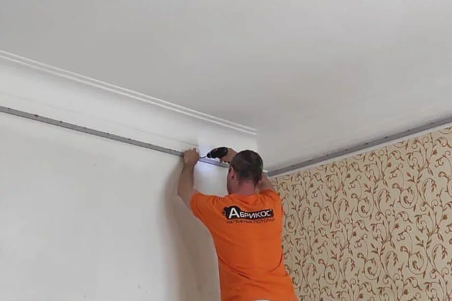 Смотреть видео как натягивают натяжные потолки