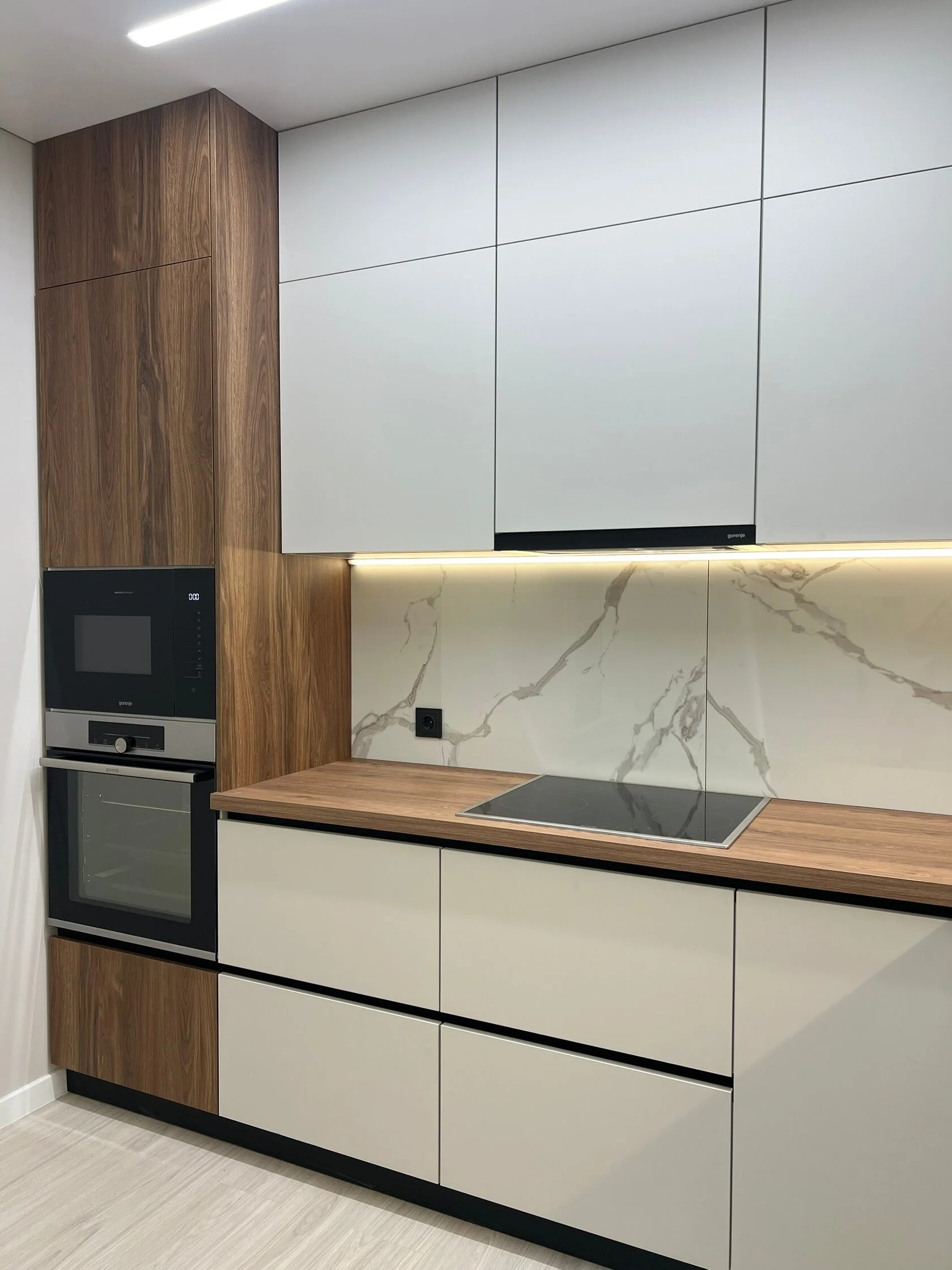 Детали кухни Crona Lyna с фурнитурой Hettich и столешницей ЛДСП Дуб Ниагара