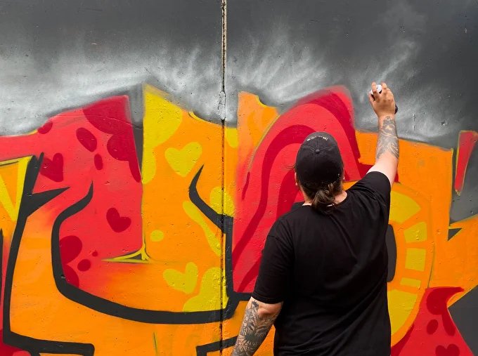 Алексей Бучер рисует на стене