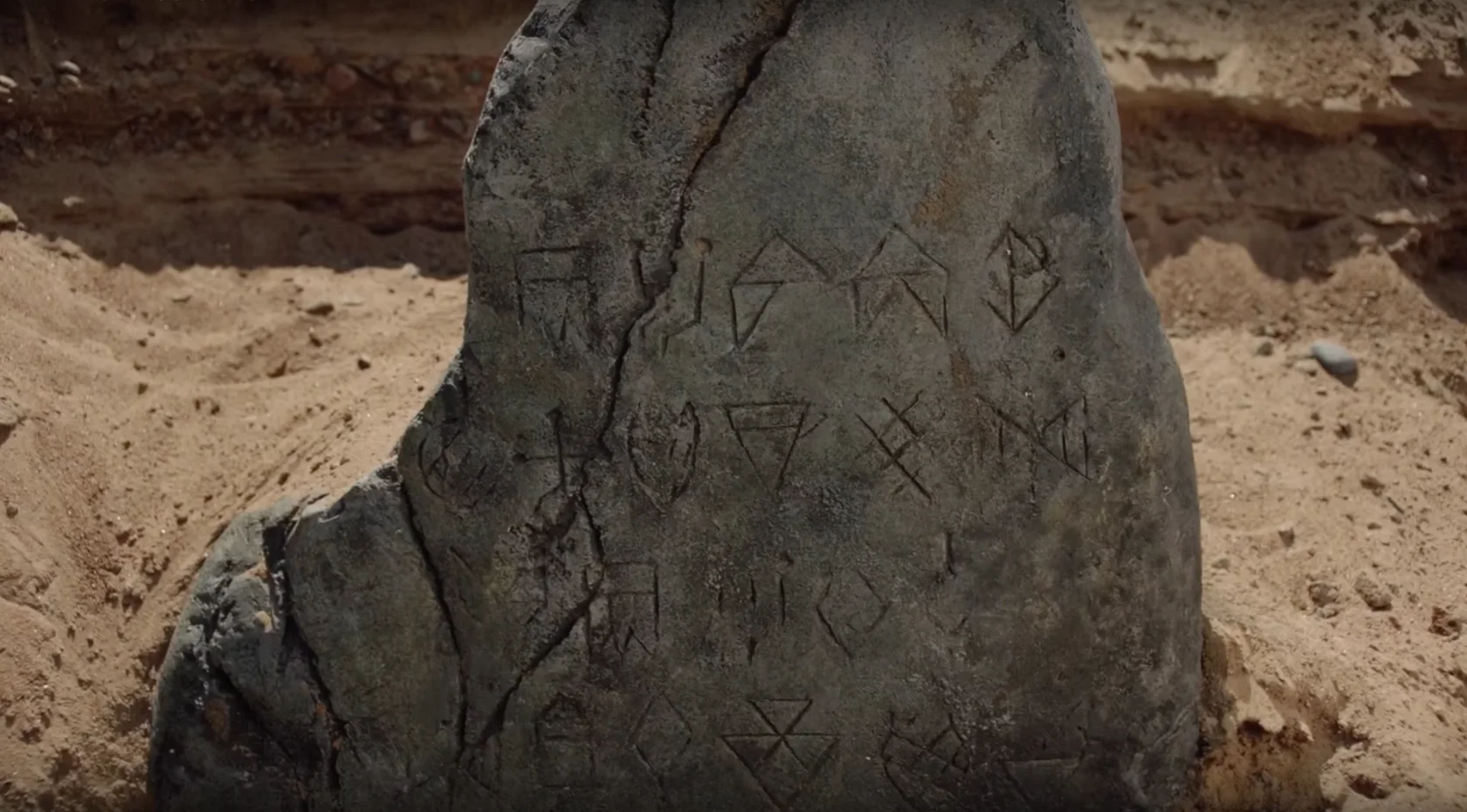 Камень с иероглифами крупно