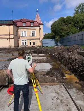 Разбивка осей фундамента на стройплощадке