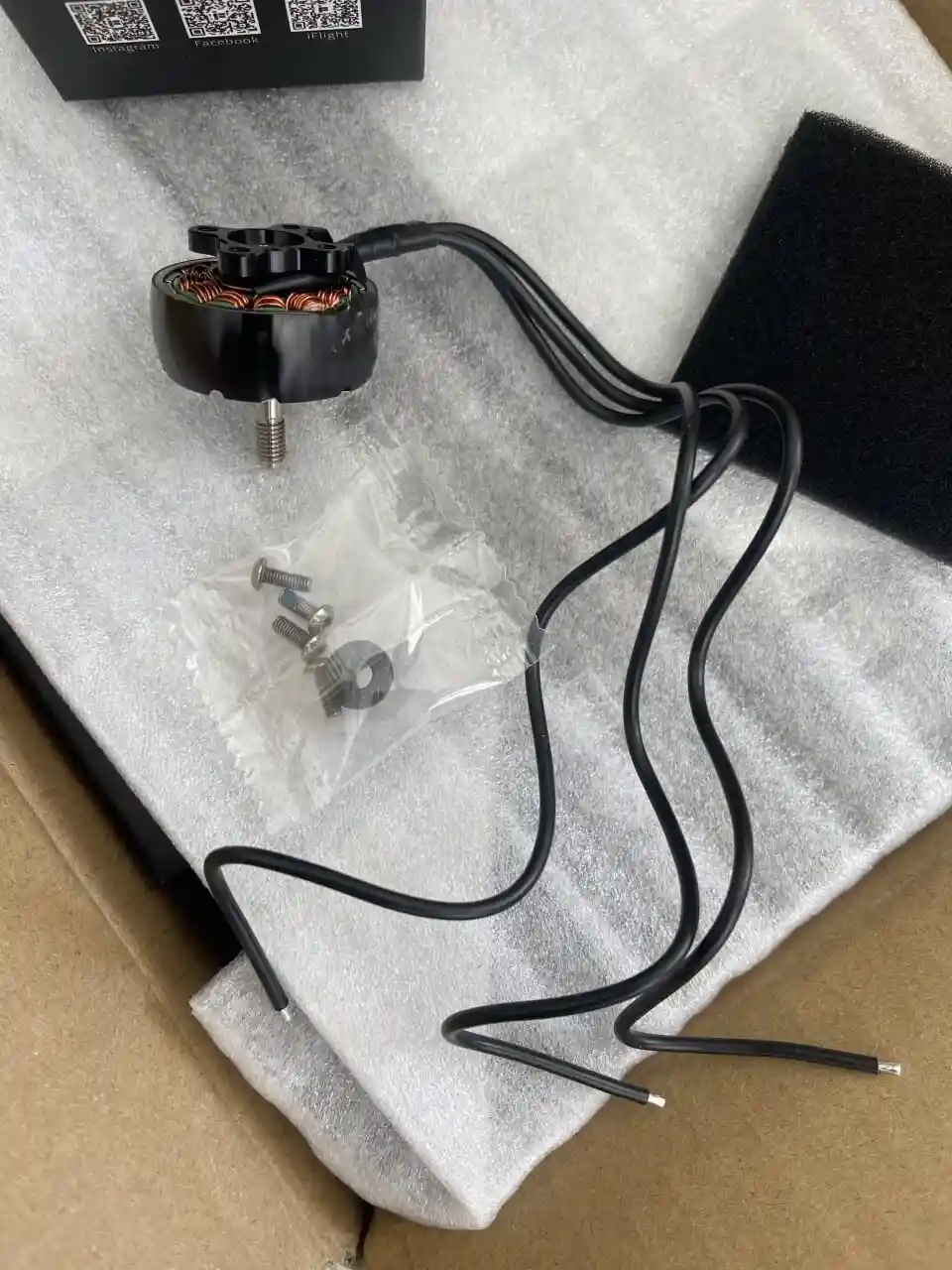 Разъёмы и компоненты в коробке