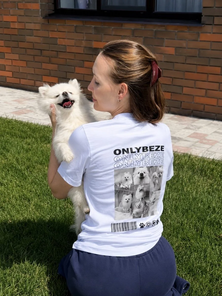 Девушка со шпицем в футболке ONLYBEZE
