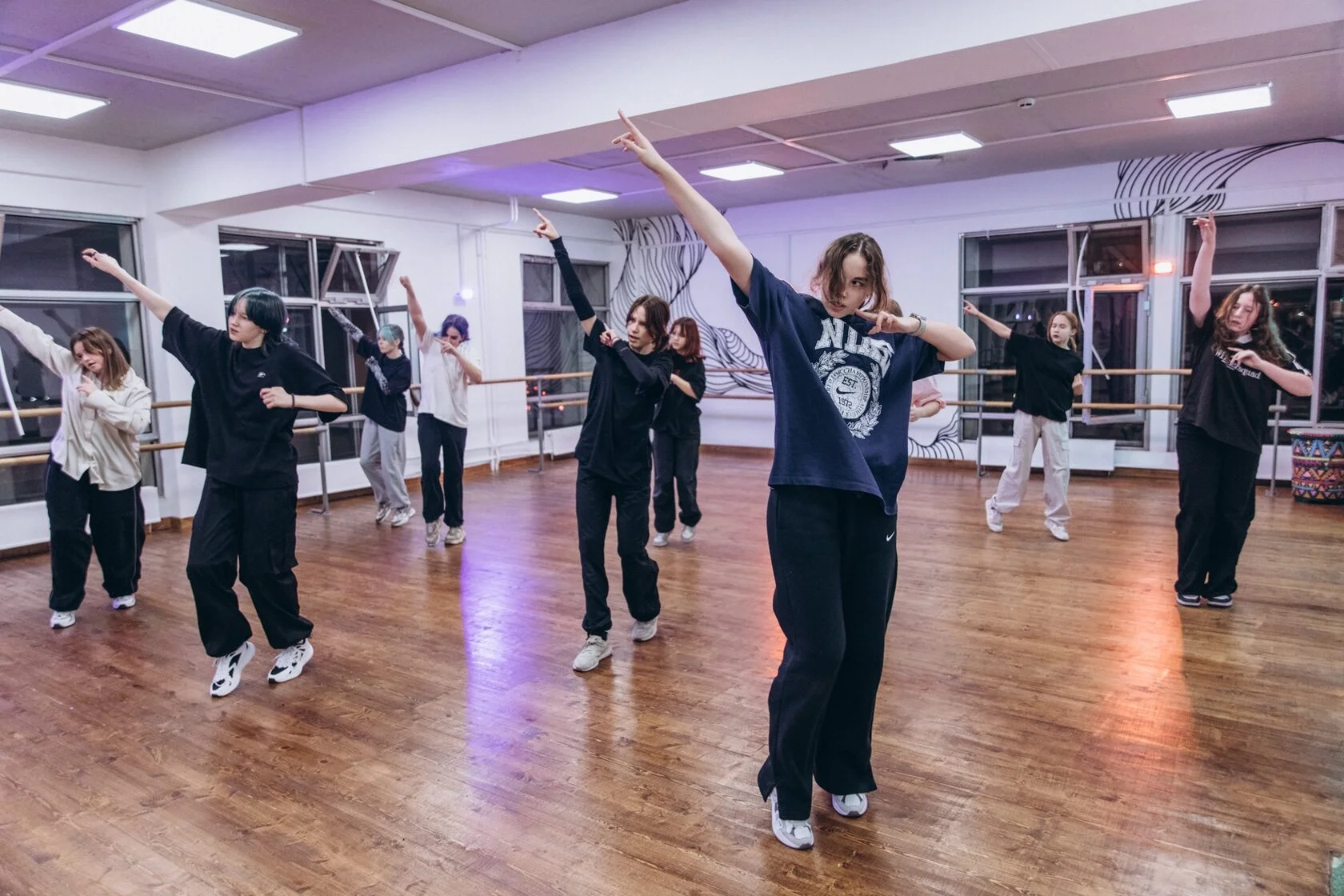 Танцевальная команда K-pop на репетиции в Ясенево
