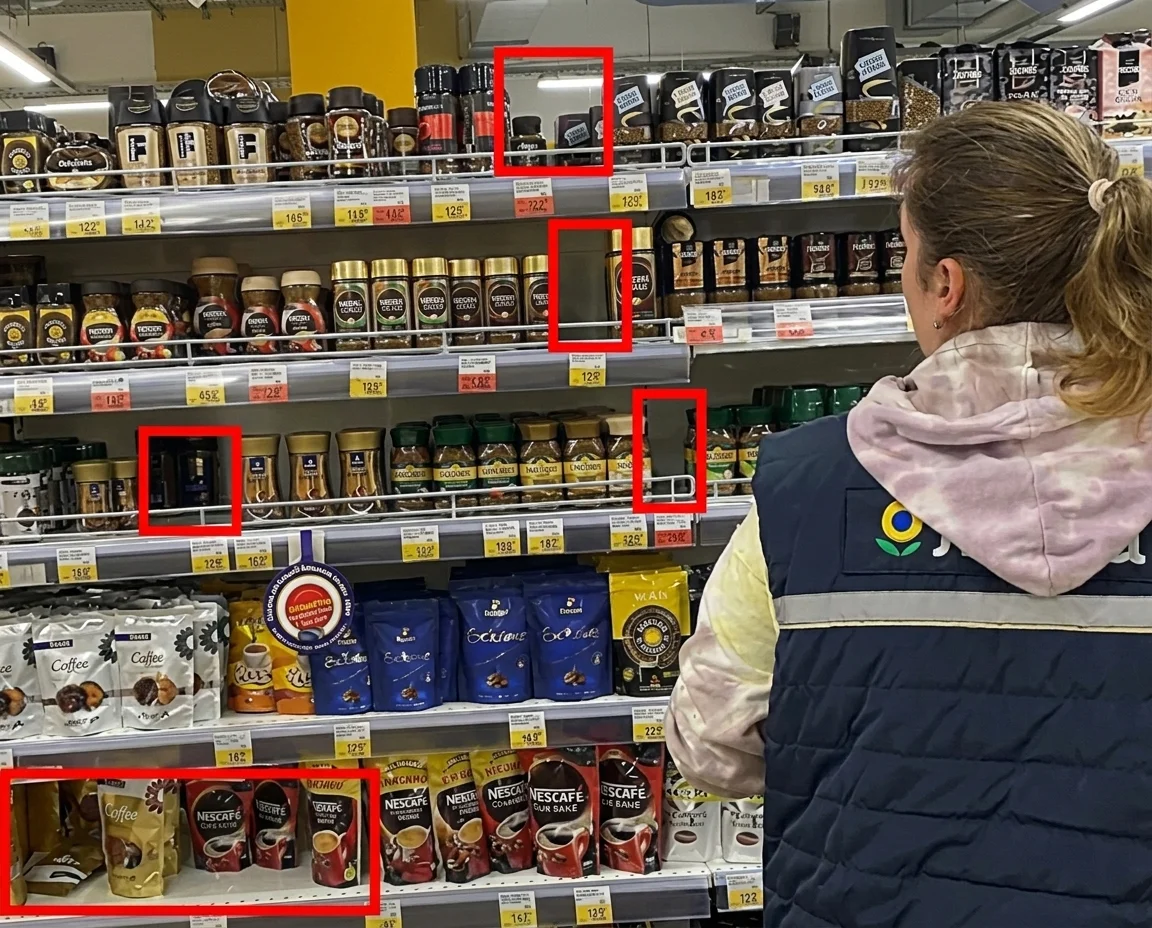 Сотрудник поправляет товар на полке
