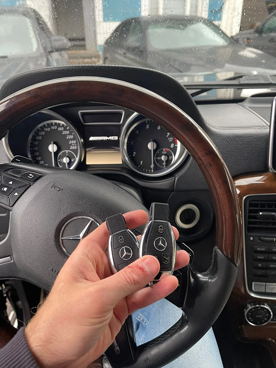 Ключи Mercedes-Benz в салоне автомобиля