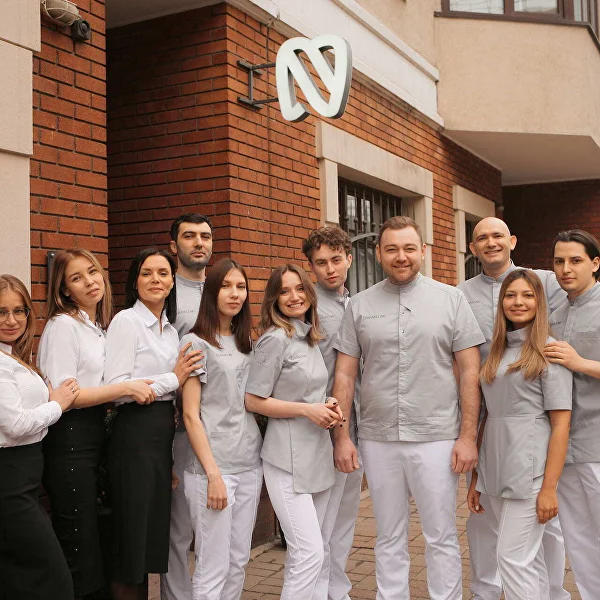 Коллектив Mane Clinic у входа в клинику