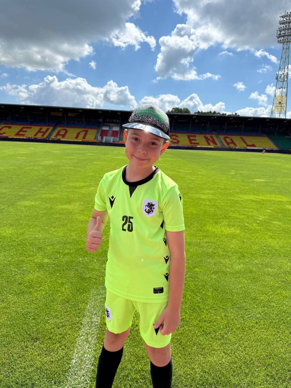 Ребёнок в форме Торнадо на стадионе «Арсенал»