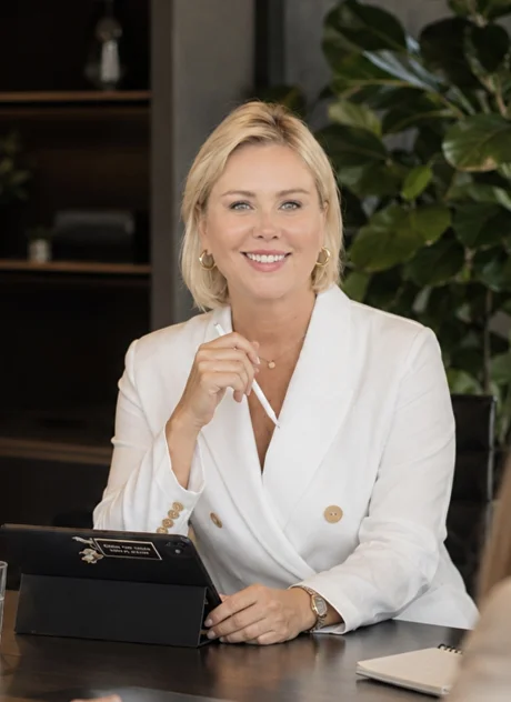 Irina Kunkel mit der Mappe Alles in Ordnung