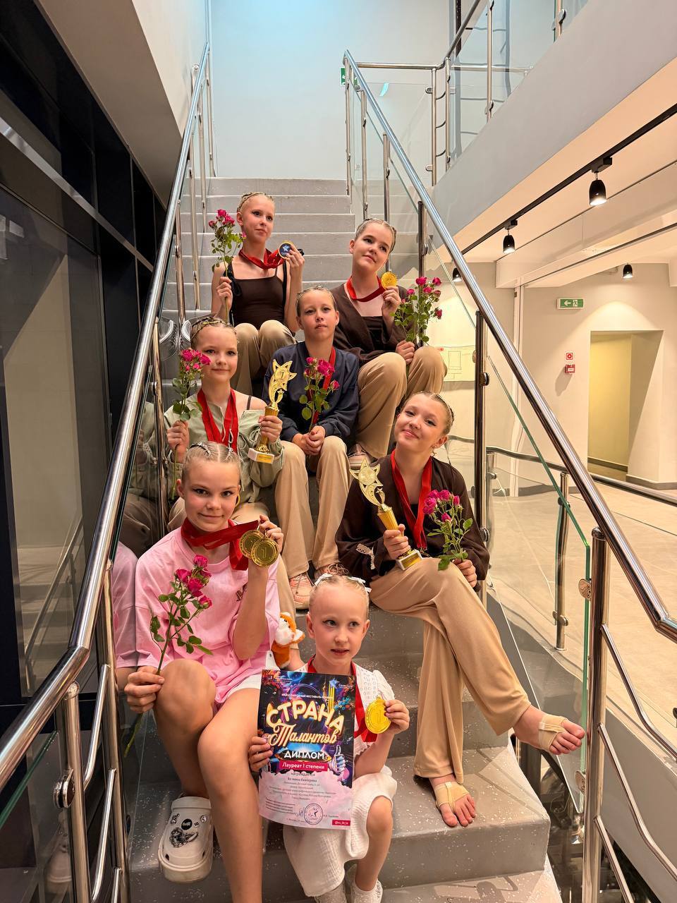 Ученики SLOU Kids с наградами после выступления