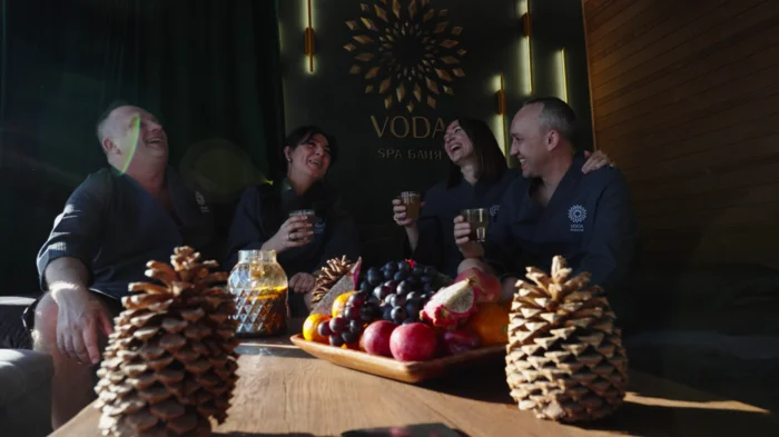 Друзья в гостиной VODA