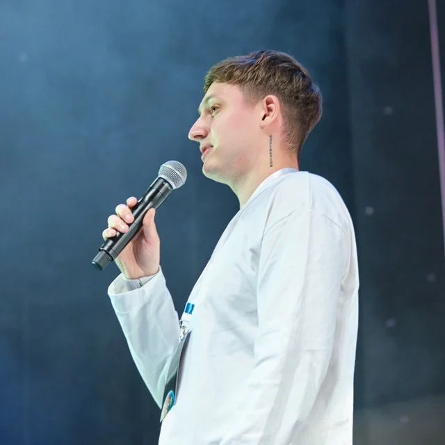 Евгений Жамкачиев выступает на сцене