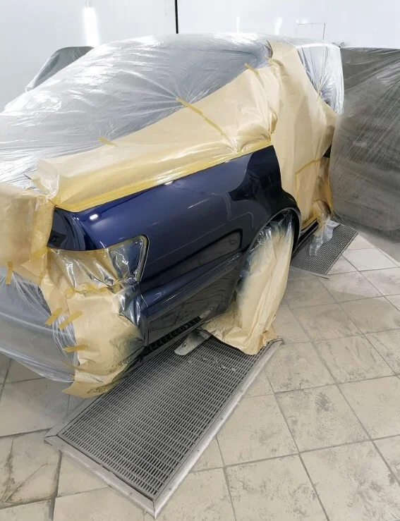 Тёмно-синий автомобиль после покраски в окрасочной камере