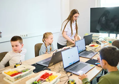 Ребёнок на занятии по робототехнике в Cyber Class