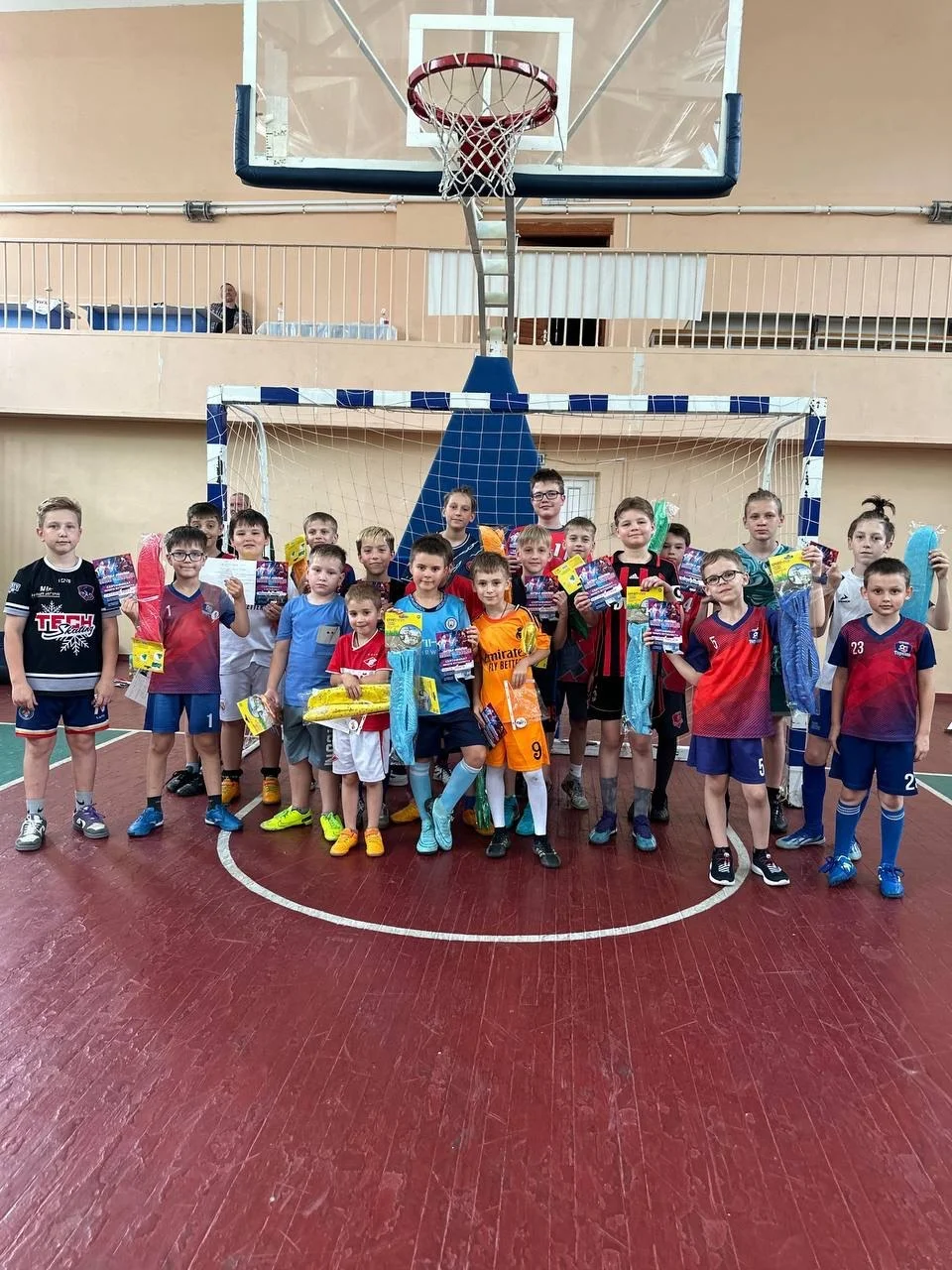 Групповое фото детей в спортзале после футбольной смены Торнадо