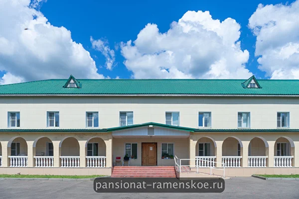Вход в пансионат