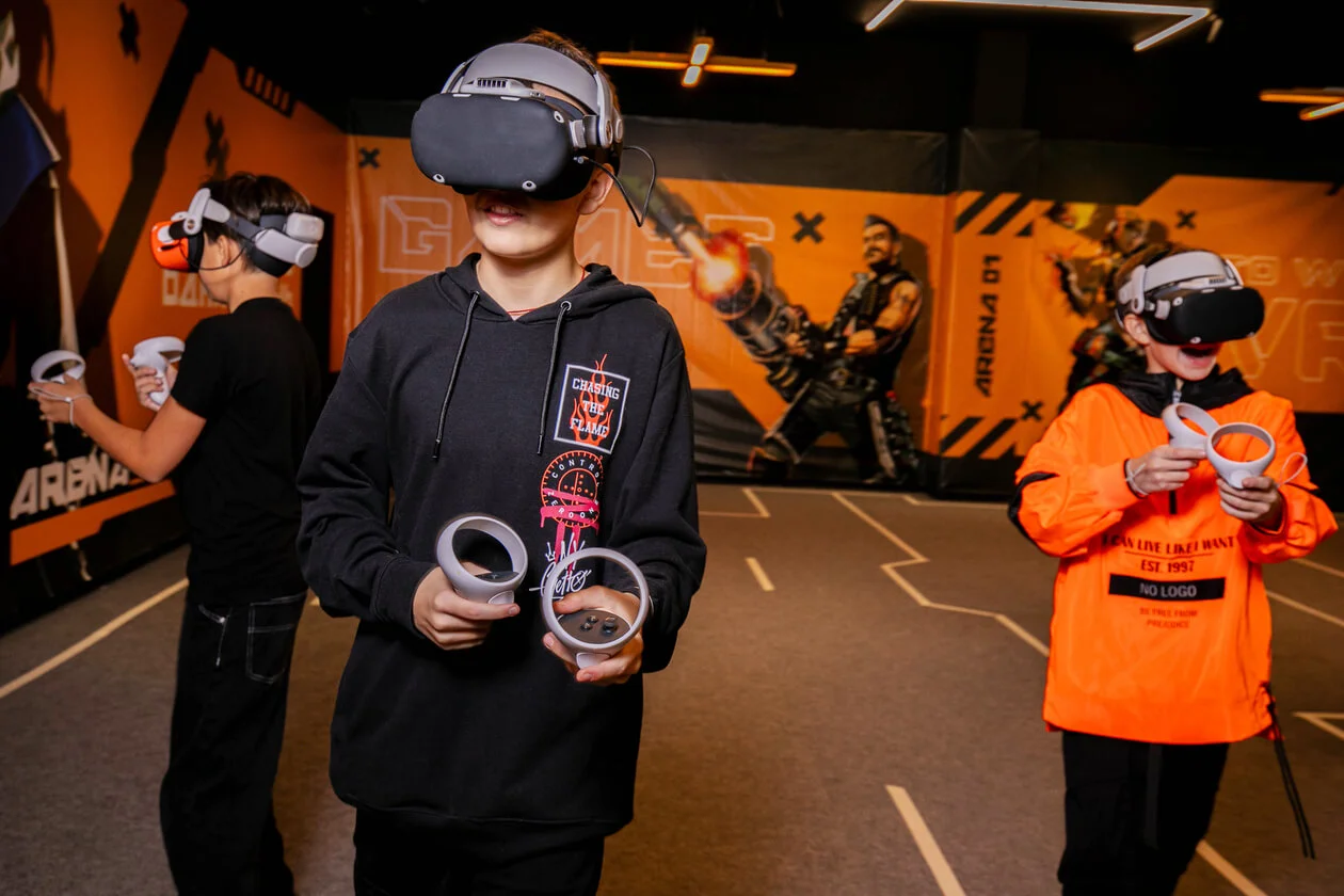 Дети играют на VR-арене Real Victory в Иркутске