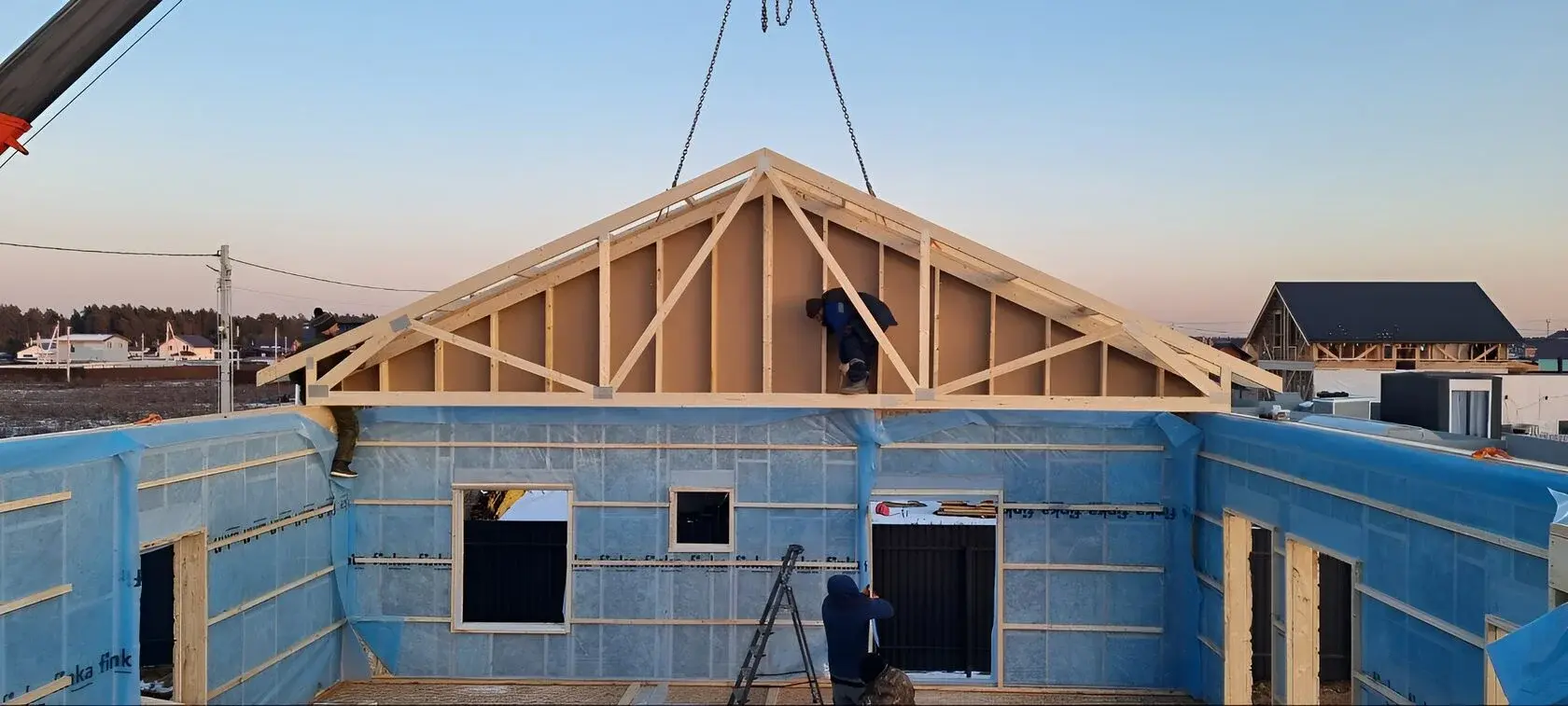 Начальный этап возведения каркасного prefab-дома на строительном участке