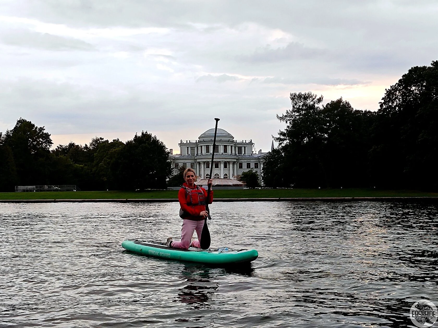 SUP-прогулка на фоне Елагина дворца в Санкт-Петербурге