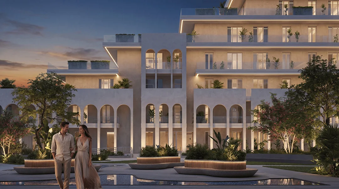 Фасад Sun Garden в сумерках: колоннады и тёплая подсветка каскадной архитектуры