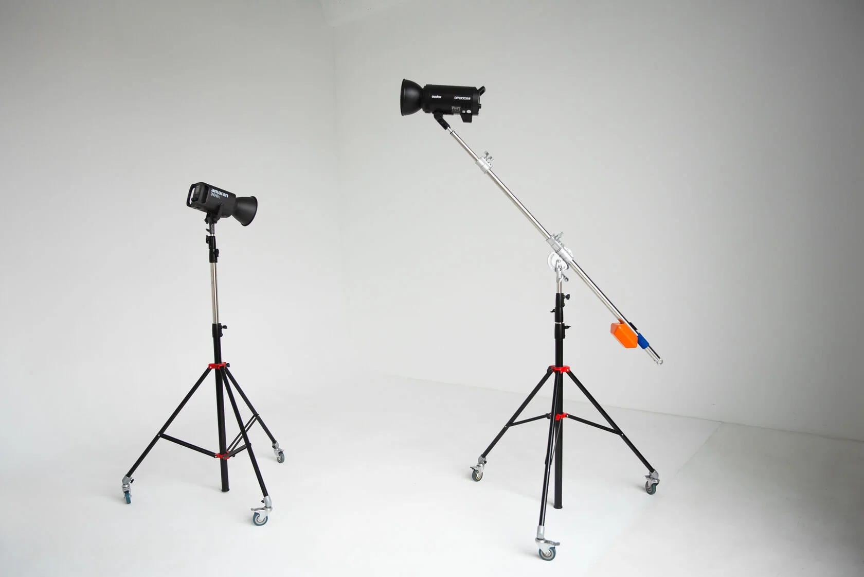 Профессиональное студийное освещение с софтбоксами и световыми стойками