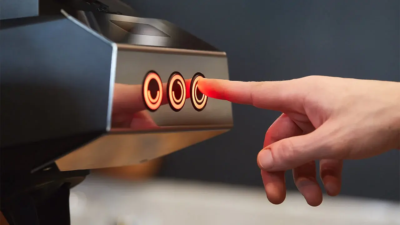 Кофемолка La Marzocco Swan — крупный план панели управления с кнопками