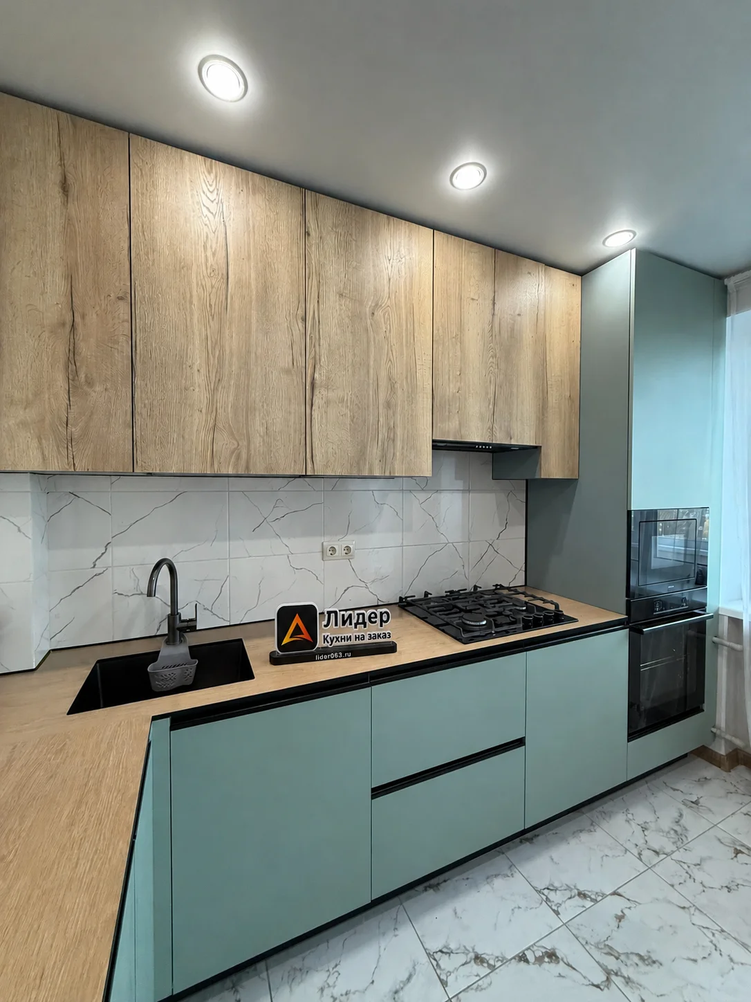 Кухня Madera Lyna с фасадами Макарун P-119 и Ель Умбра K-640, компакт-плита HPL Дуб Вотан