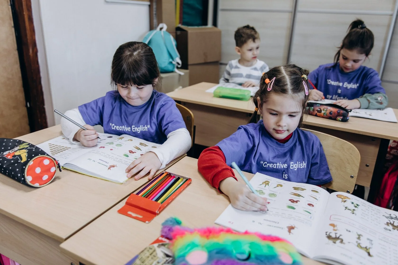 Ребёнок на занятии английским языком в студии «Креатив»