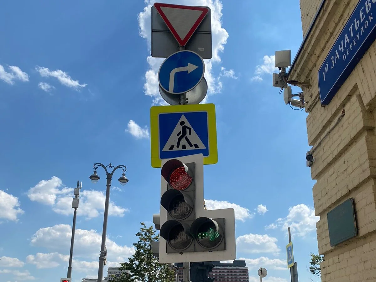 Дорожные знаки производства Dorbez в 1-м Зачатьевском переулке