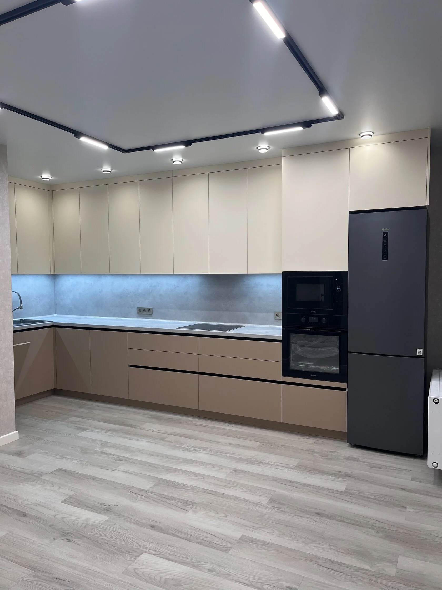 Рабочая зона кухни Crona Lyna с техникой Haier и вытяжкой Kuppersberg
