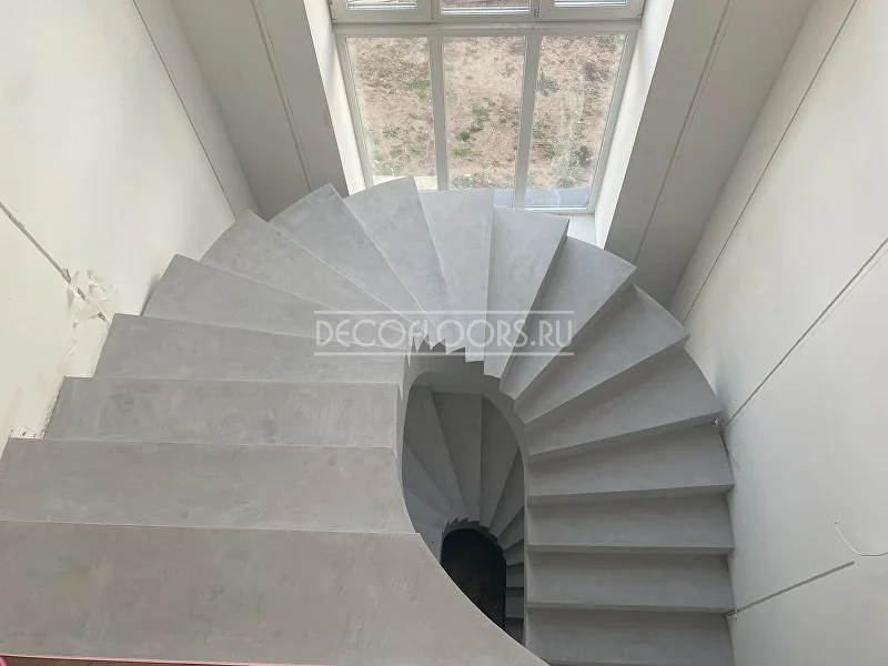 Поворотная лестница с серым бесшовным покрытием DecoFloors